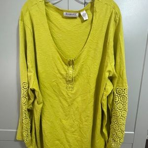 Roaman's 4X green top w/crochet enhancements on sleeves